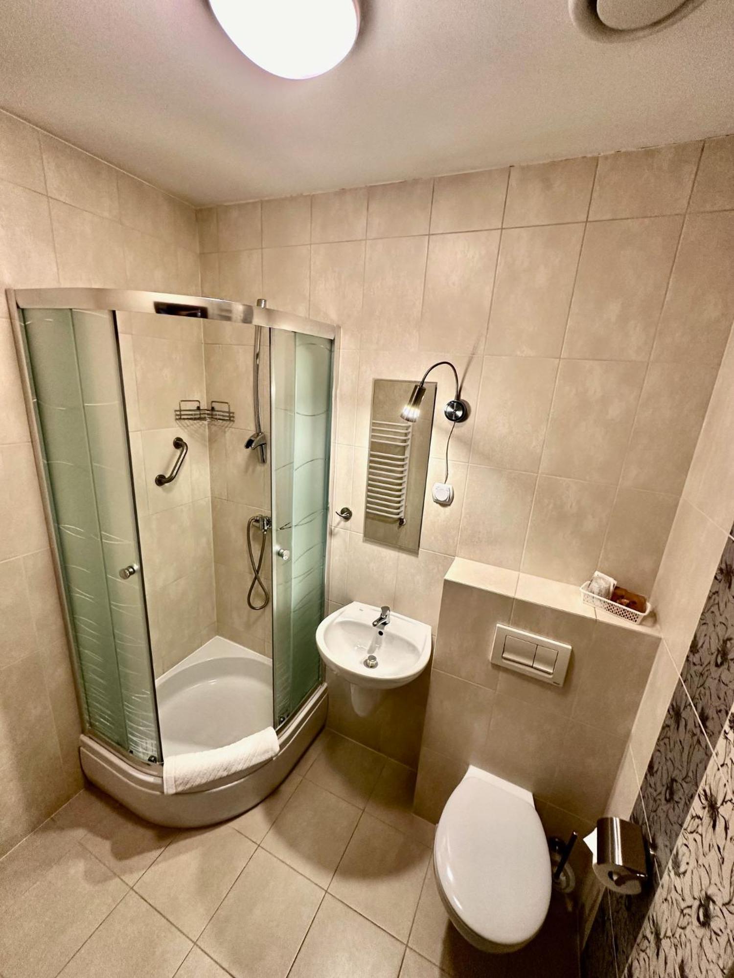 Hotel Pod Debami أوستروف فيلكابورسكي المظهر الخارجي الصورة